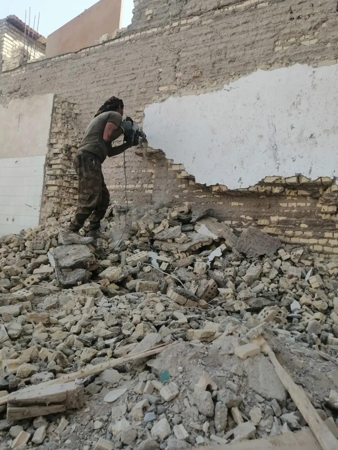 تخریب منازل و ادارات و سرامیک کاری و تعمیرات|خدمات پیشه و مهارت|خرمشهر, |دیوار