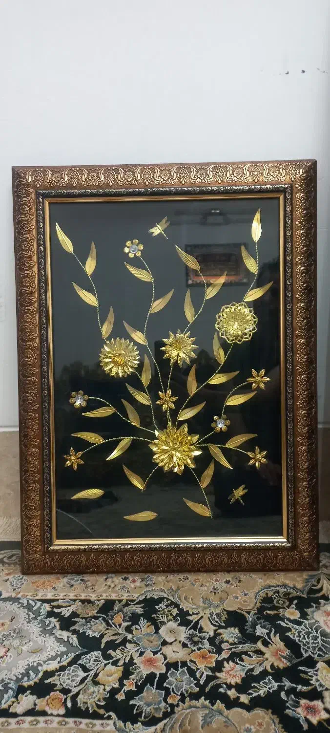 ساعت به همراه قاب طرح گل طلایی|ساعت دیواری و تزئینی|قم, نخودی|دیوار