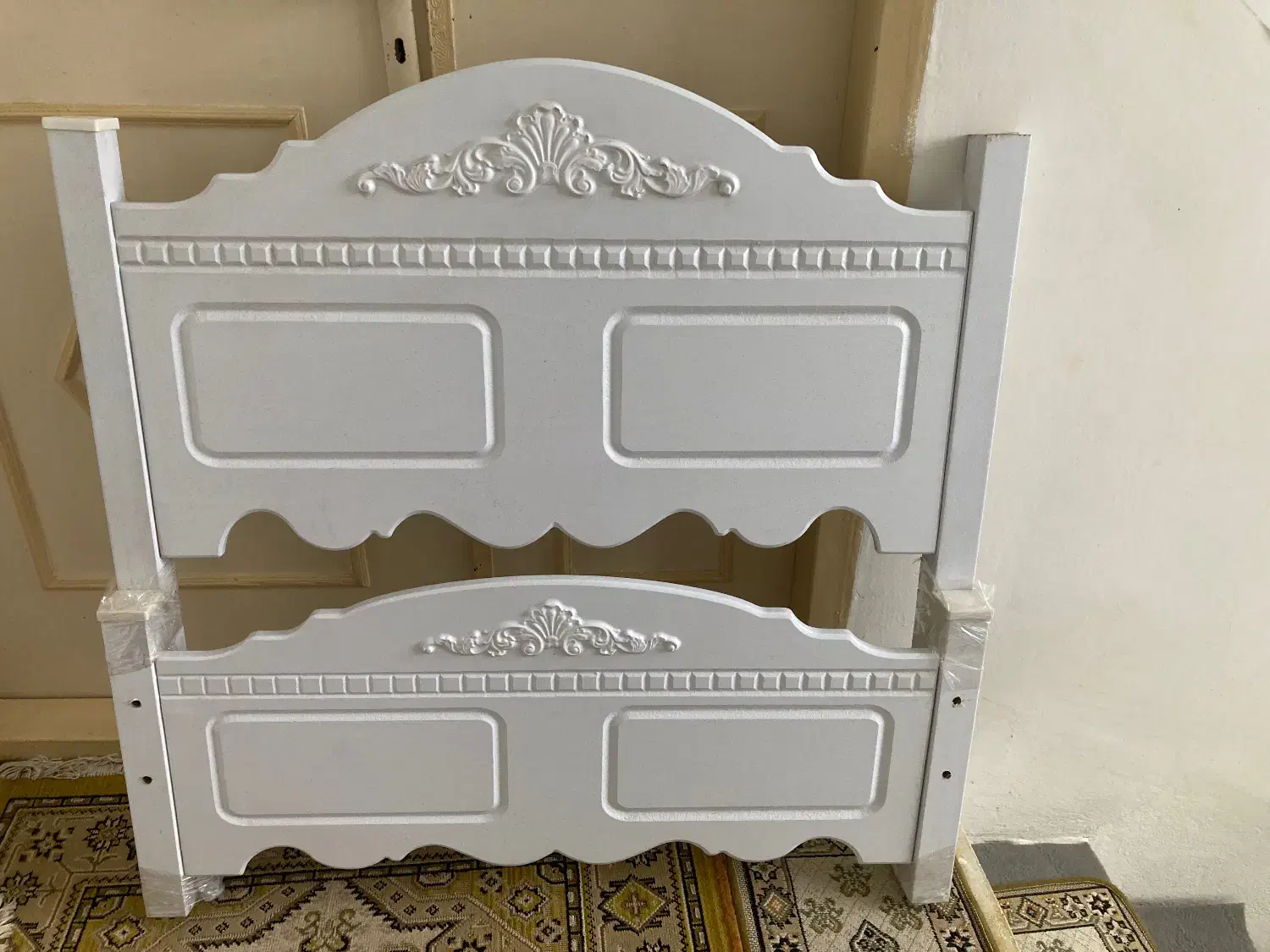 تخت|تخت و سرویس خواب|لاهیجان, لیل|دیوار