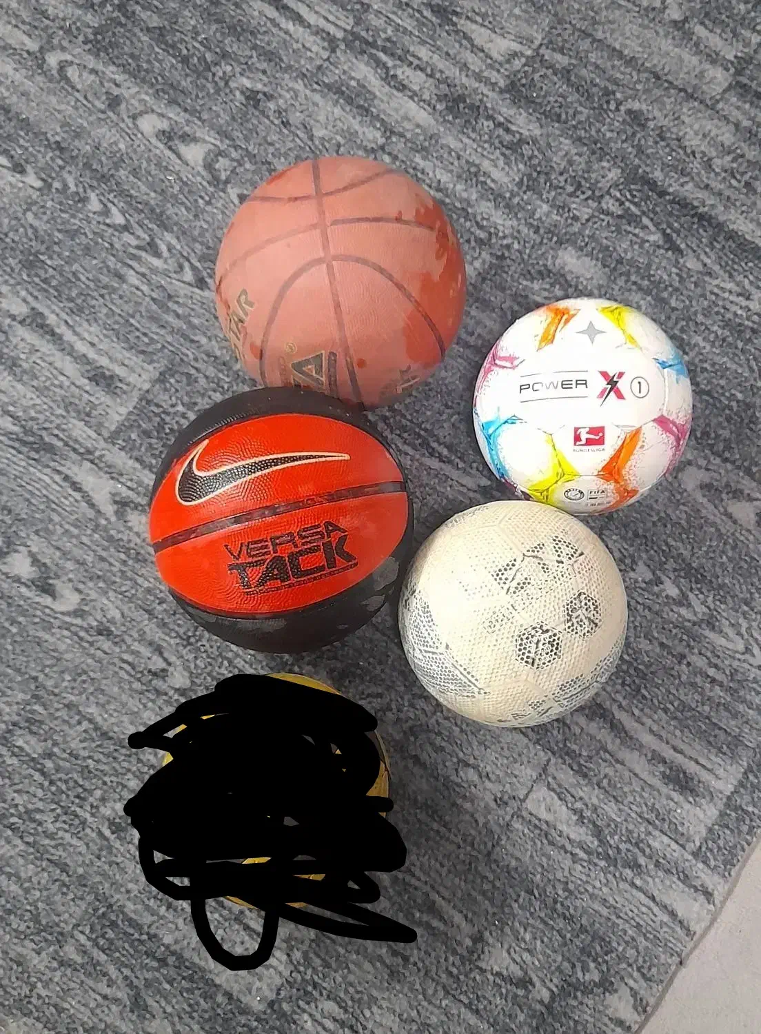 تعدادی توپ وسایل بازی و صندلی|تجهیزات ورزشی|مشهد, شهید هاشمی نژاد|دیوار