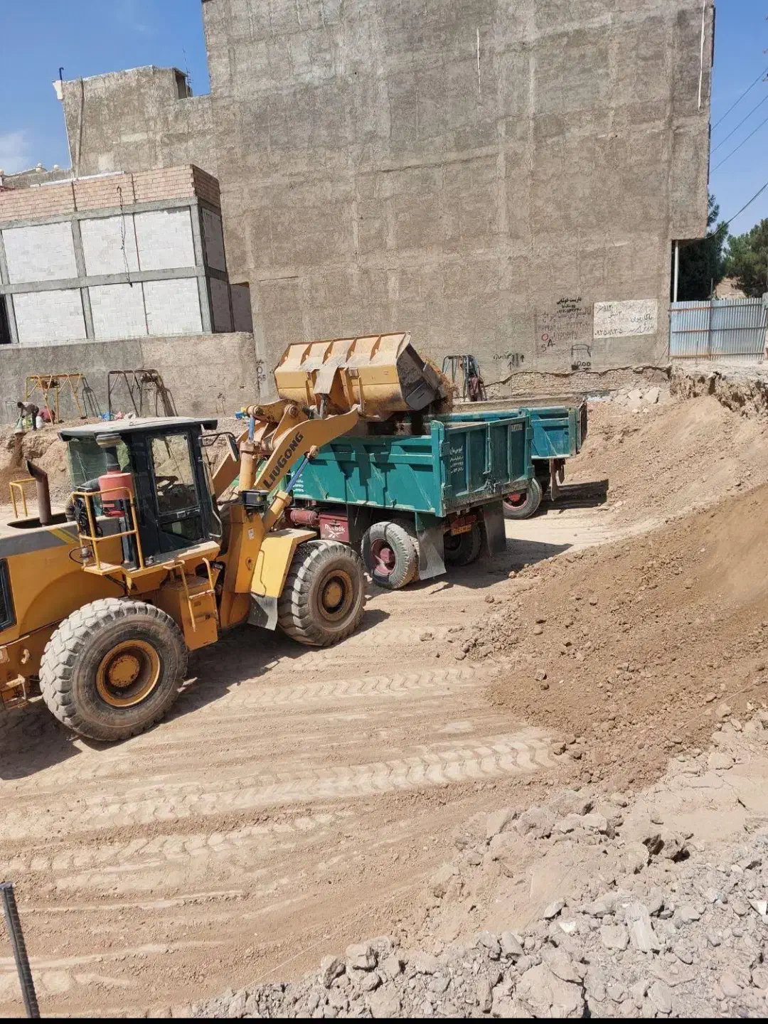 خاکبرداری گودبرداری تخریب با لودر و ماشین|خدمات حمل و نقل|قم, شهرک فاطمیه|دیوار