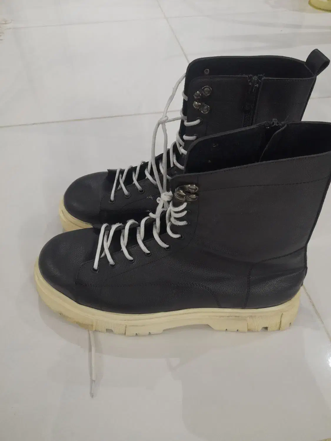 بوت مردونه|کیف، کفش، کمربند|شاهین‌شهر, نبوت|دیوار