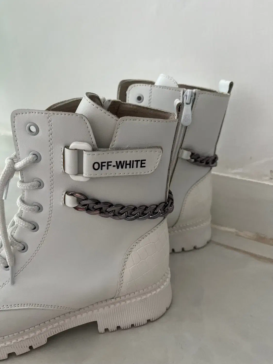 نیم بوت|کیف، کفش، کمربند|قائن, |دیوار