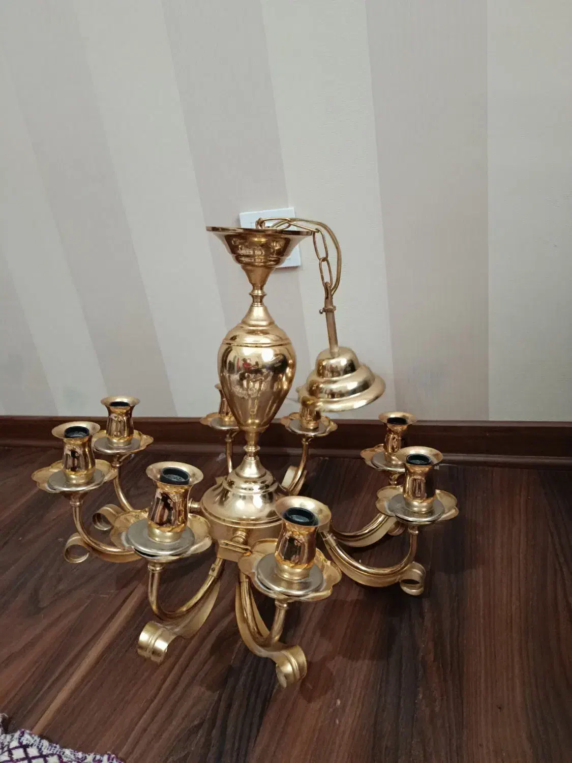 لوستر طلایی نو رنگ ثابت وفرش کودک فروش فوری|لوستر و چراغ آویز|اردبیل, |دیوار