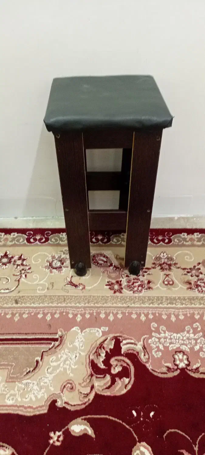 چند صندلی تمیز وپاکیزه ودستگا اسپرسو|سماور، چای‌ساز، قهوه‌ساز|برازجان, |دیوار
