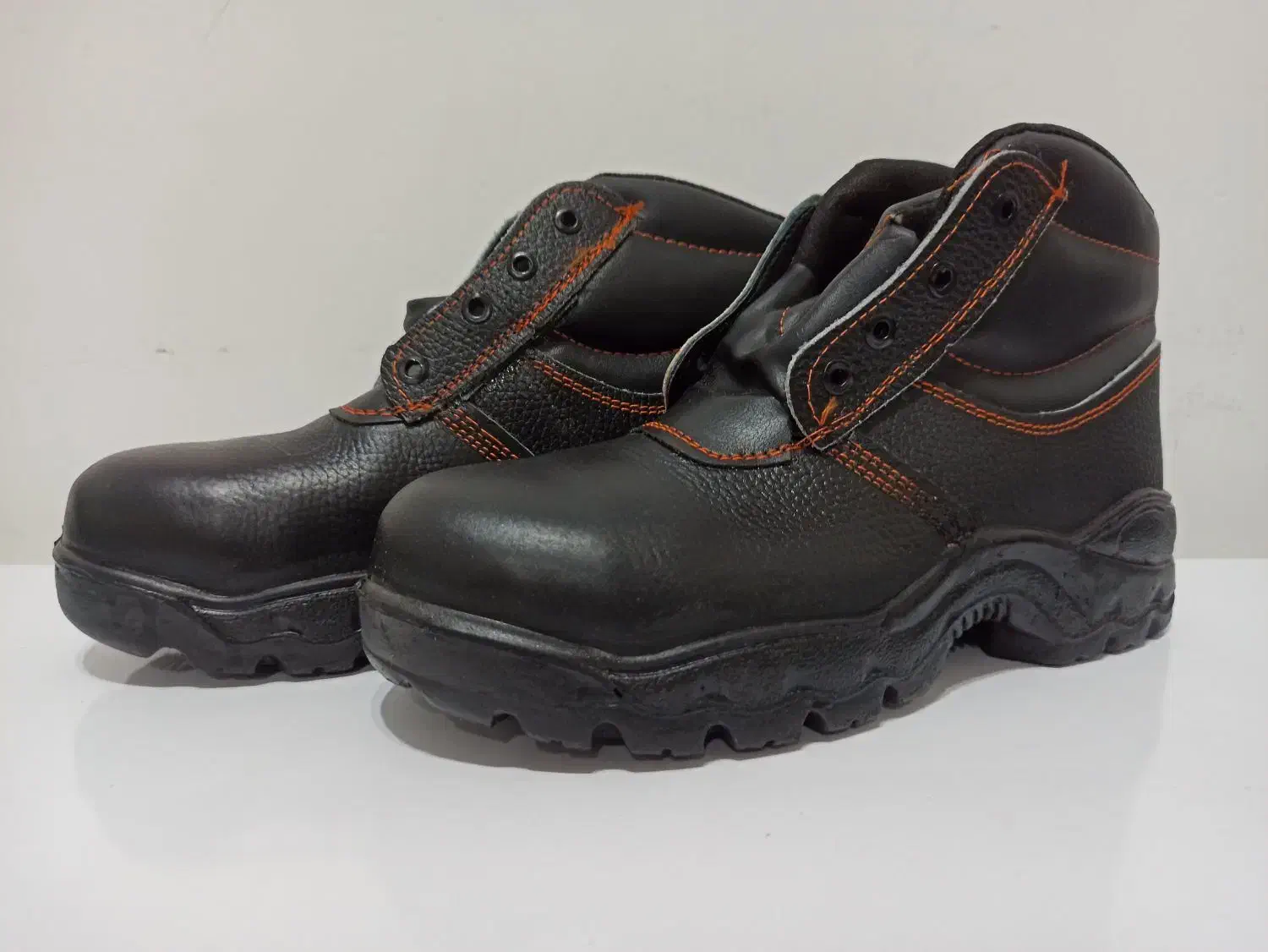 کفش کار|کیف، کفش، کمربند|رشت, جماران|دیوار