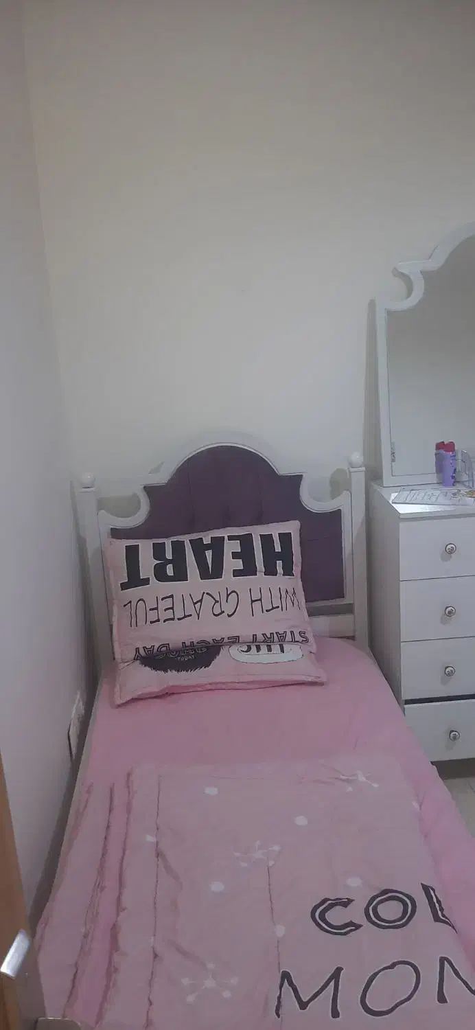 ۲عدد تخت جوان و ۱عدد میز ارایش|تخت و سرویس خواب|قم, سالاریه|دیوار