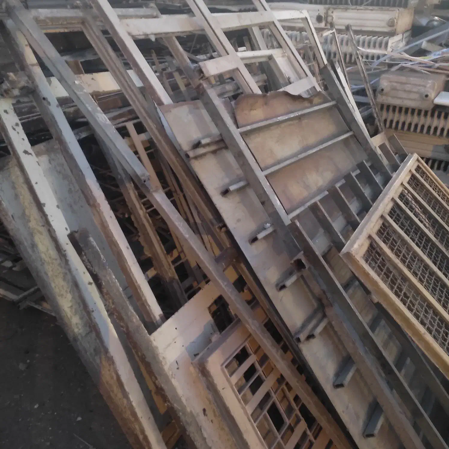 خریدار ضایعات آهن ،المنیوم وغیره همراه با باسکول|عمدهفروشی|آفتاب, |دیوار