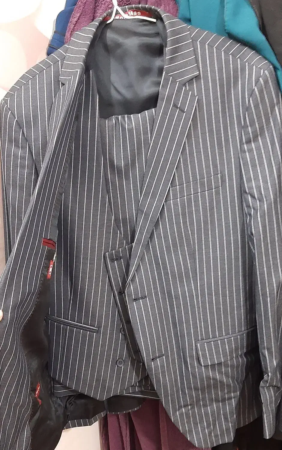 کت و شلوار|لباس|کرج, برغان|دیوار