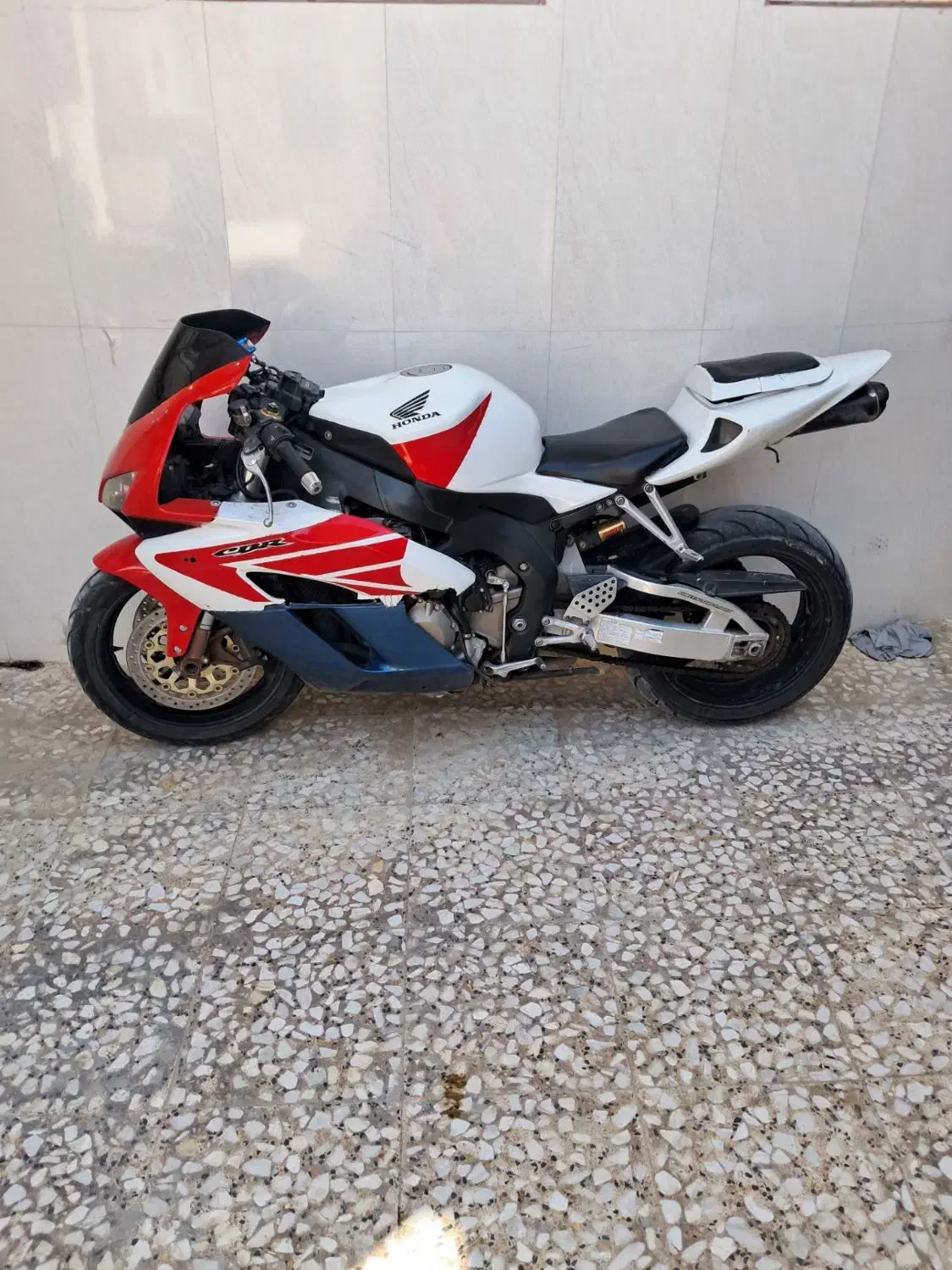 CBR 1000|موتورسیکلت|صدرا-فارس, فاز ۱|دیوار