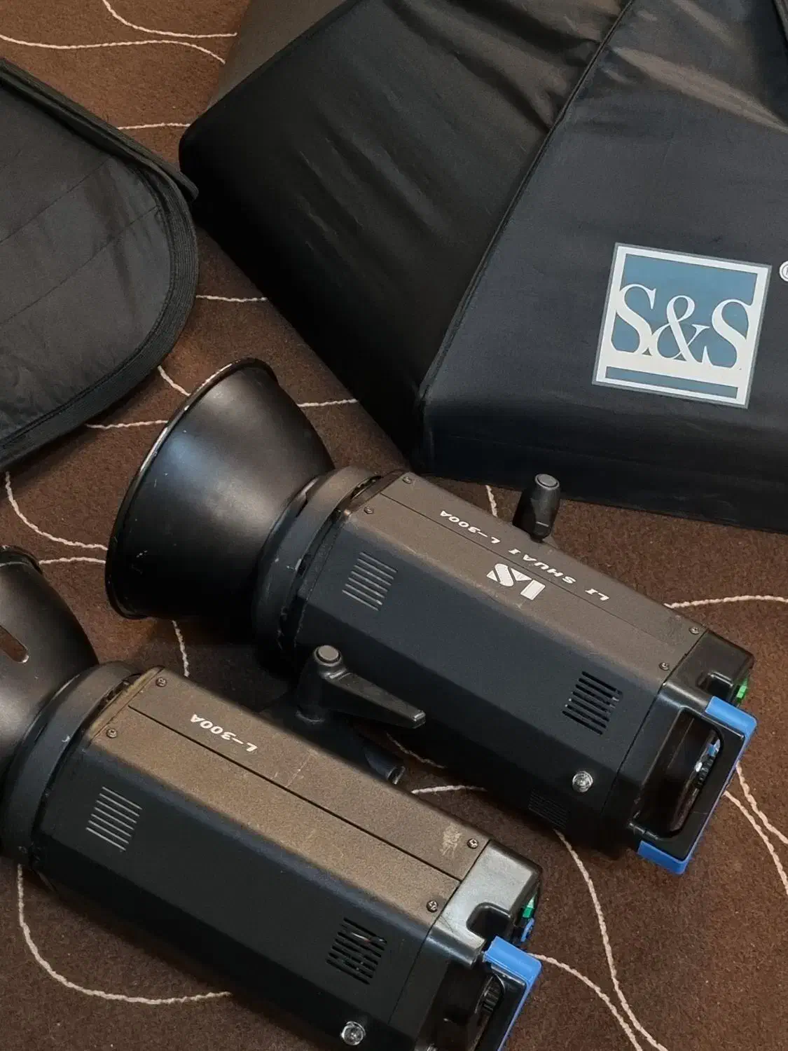 فروش فلاش و تجهیزات نورپردازی عکاسی|دوربین عکاسی و فیلم‌برداری|اصفهان, دستگرده|دیوار