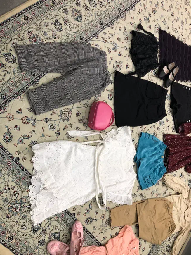 تعدادی لباس دخترانه حدود ۹سال|کفش و لباس بچه|شیراز, شهرک گلدشت محمدی|دیوار