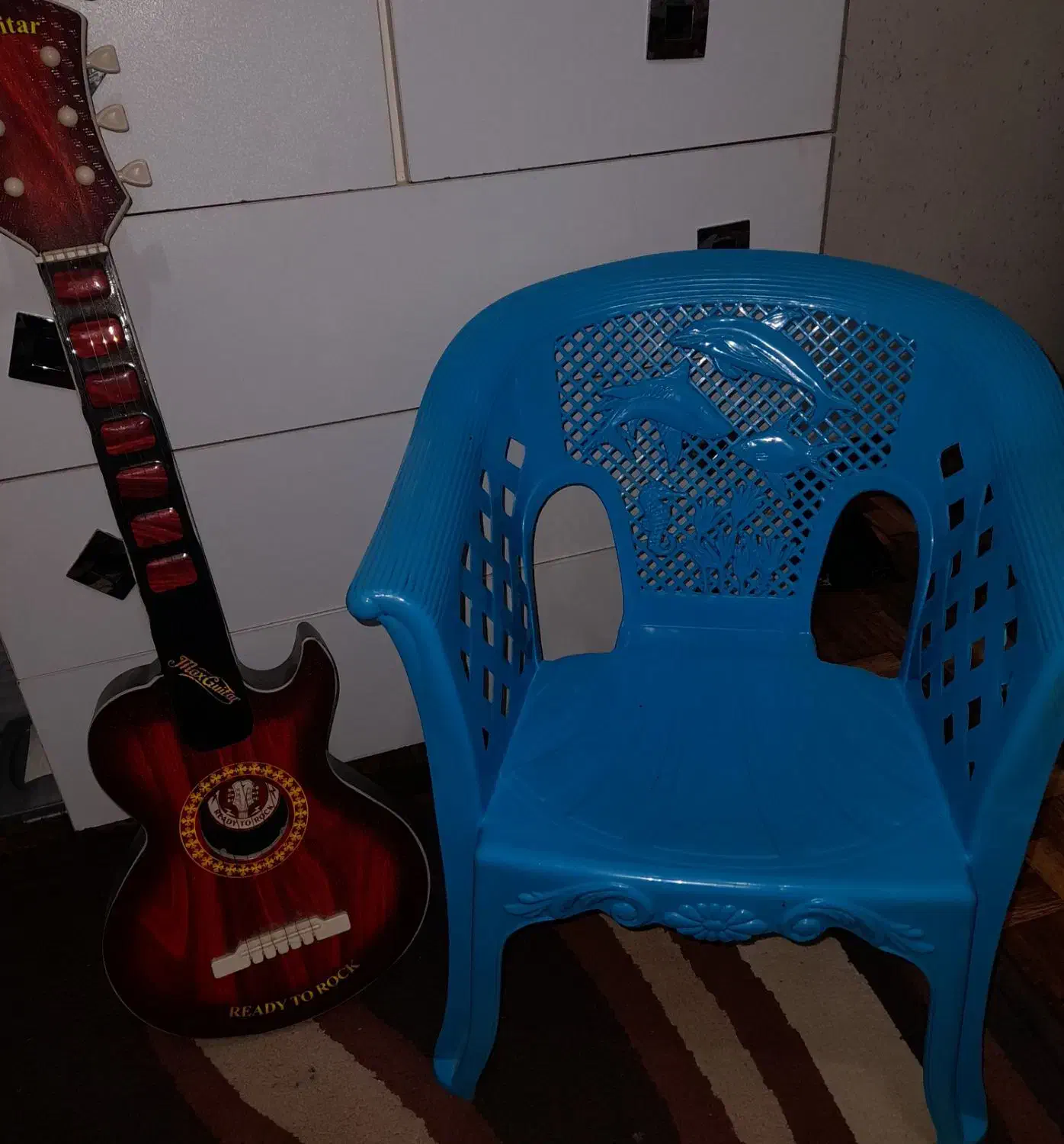 صندلی و گیتار|تخت و صندلی بچه|بندر انزلی, گیلار|دیوار