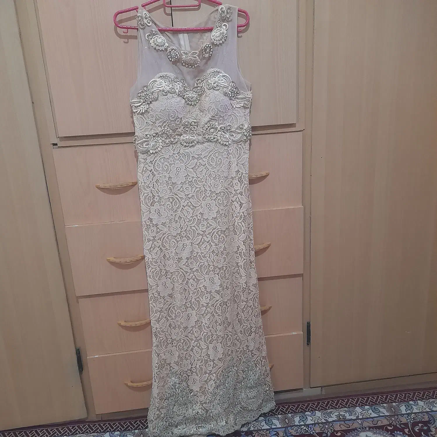 لباس مجلسی|لباس|بروجن, |دیوار