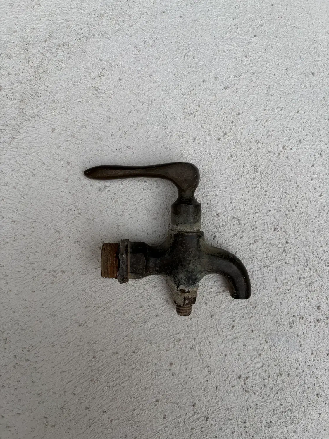 شیر آب قدیمی عتیقه|کلکسیون اشیاء عتیقه|قشم, |دیوار