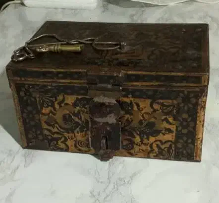 صندوقچه ی فولادی دوران صفوی|کلکسیون اشیاء عتیقه|سنندج, |دیوار