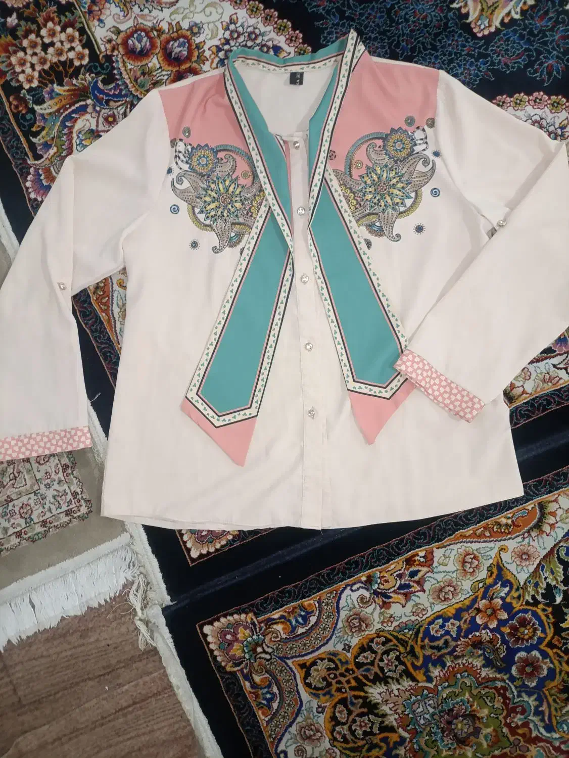 شومیز|لباس|رباطکریم, الارد|دیوار