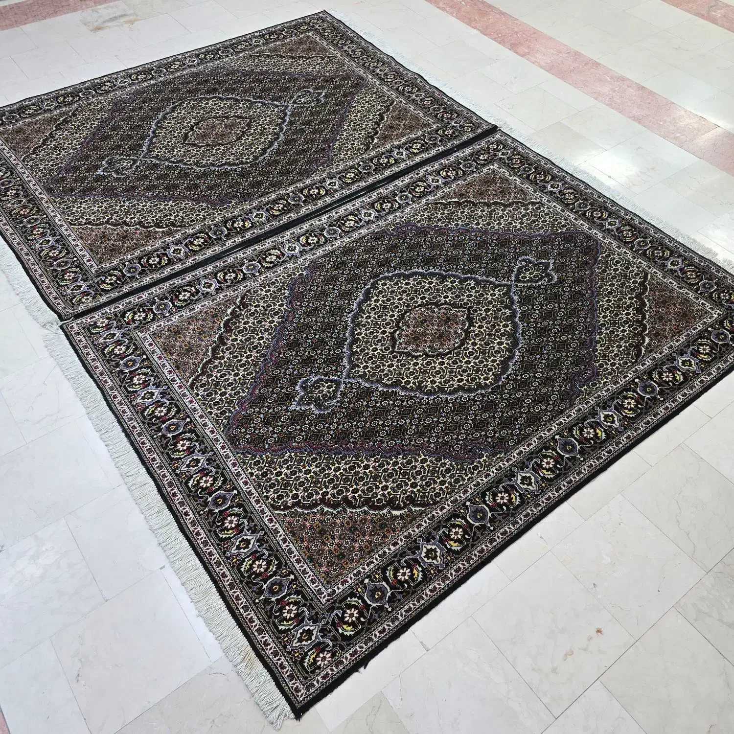 چندجفت قالیچه و چندجفت ذرع‌ونیم  تبریز|فرش|تهران, ونک|دیوار