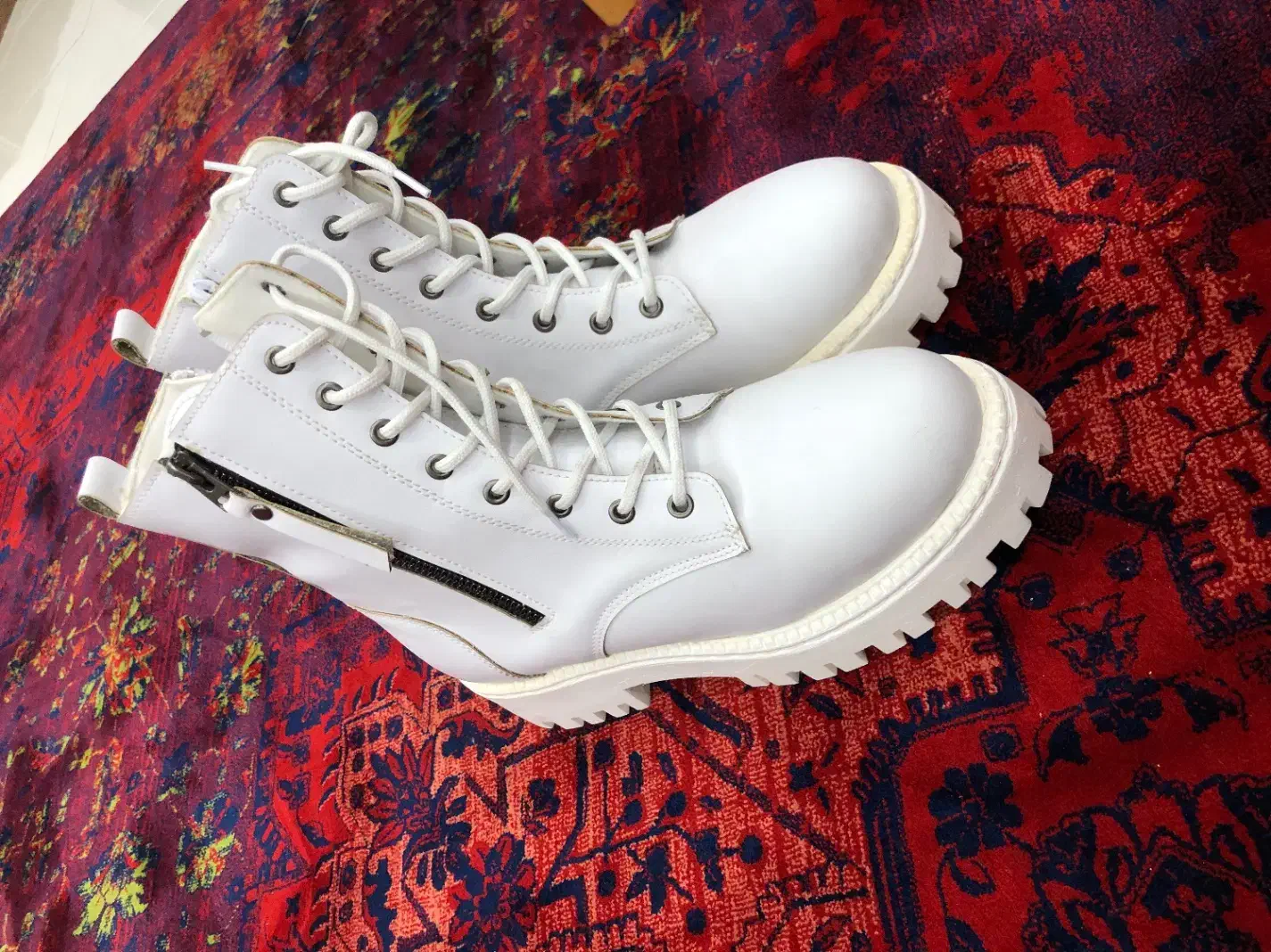 نیم بوت|کیف، کفش، کمربند|پرند, فاز ۴|دیوار