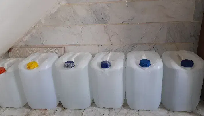 تعدادی بطری آب سالم و تمیز|ظروف نگهدارنده، پلاستیکی، یک‌بارمصرف|سرعین, |دیوار