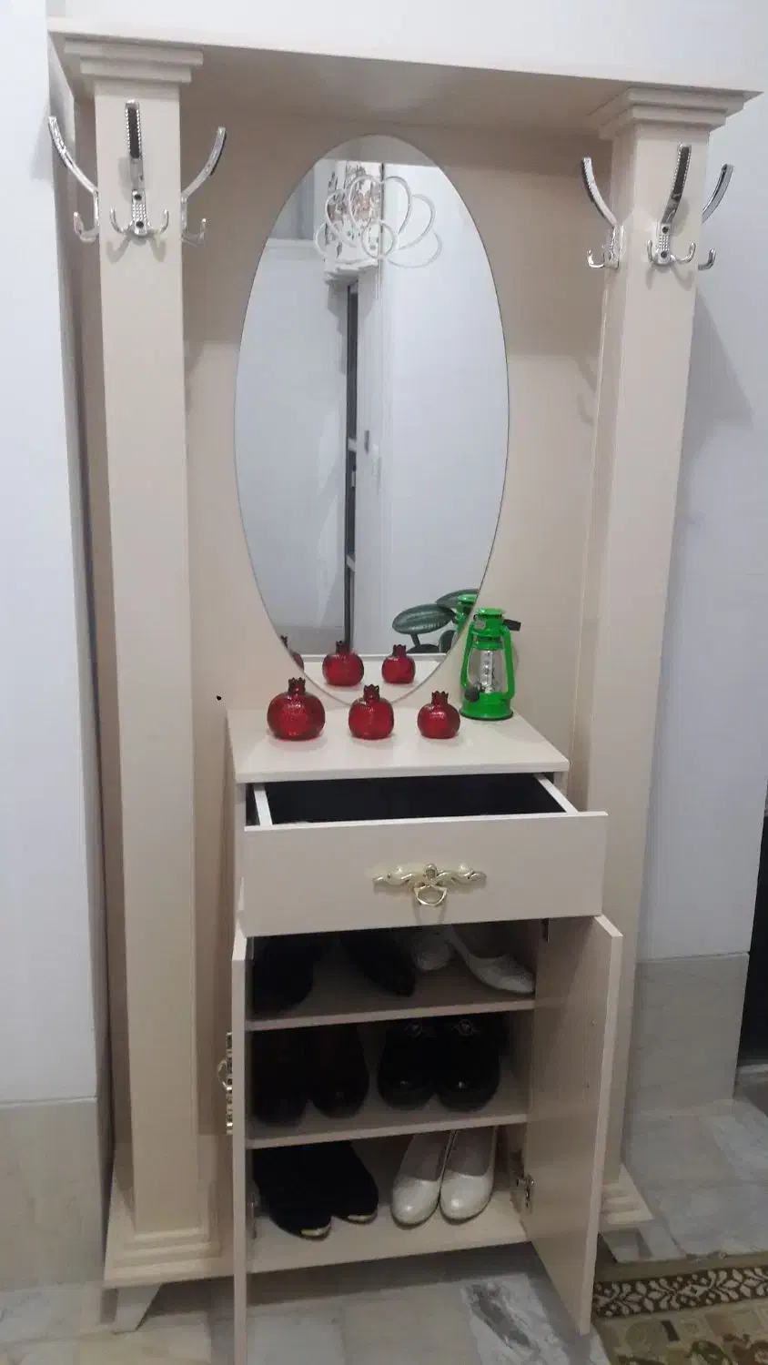 تخت همراه با تشک.میزآرایش.جاکفشی.ویترین|تخت و سرویس خواب|زاینده رود, |دیوار