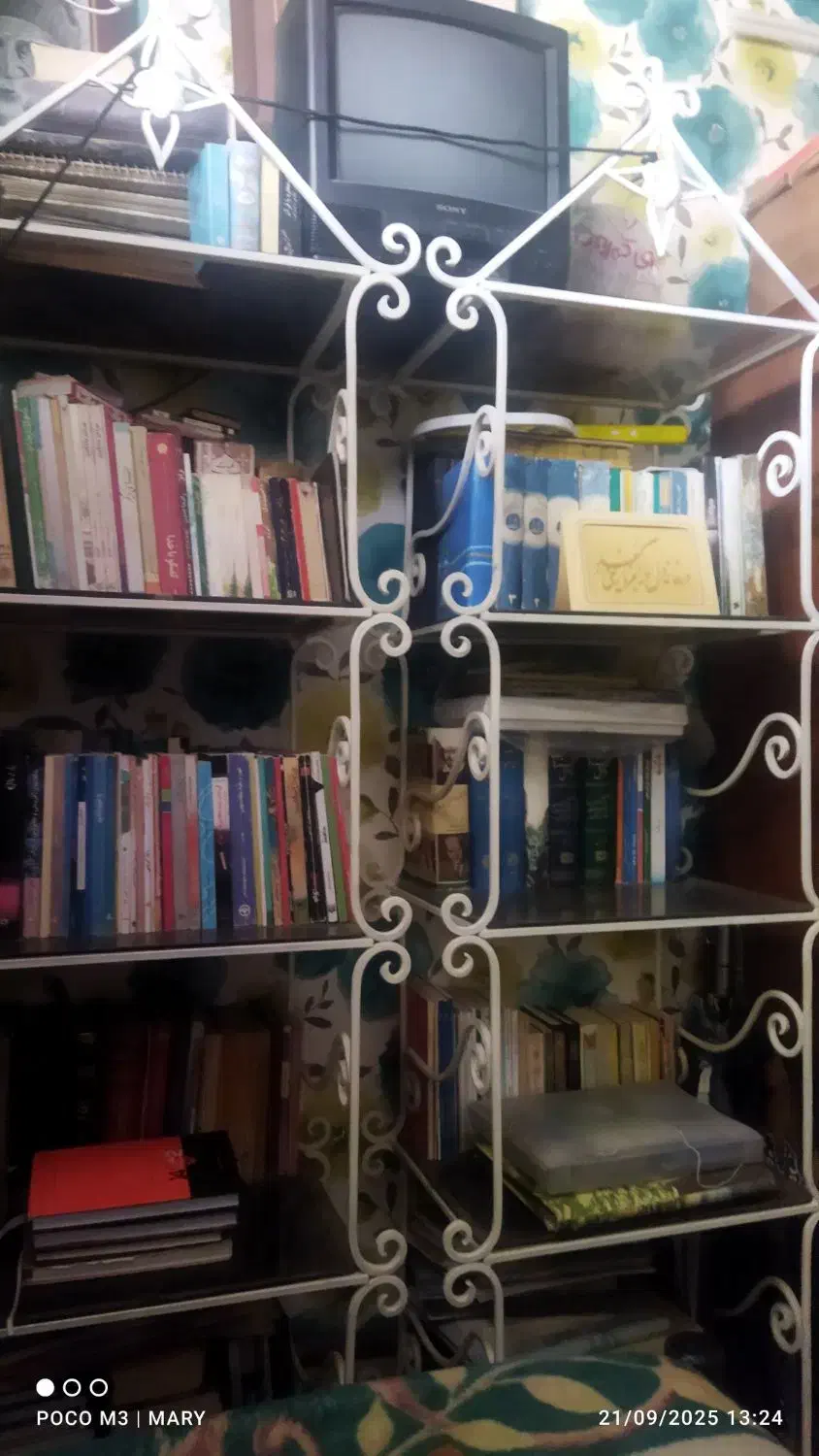 دو عدد کتابخانه و چهار عدد کمد چوبی و میز ارایشی|کتابخانه، شلف، قفسه‌های دیواری|نجف‌آباد, کشاورز|دیوار