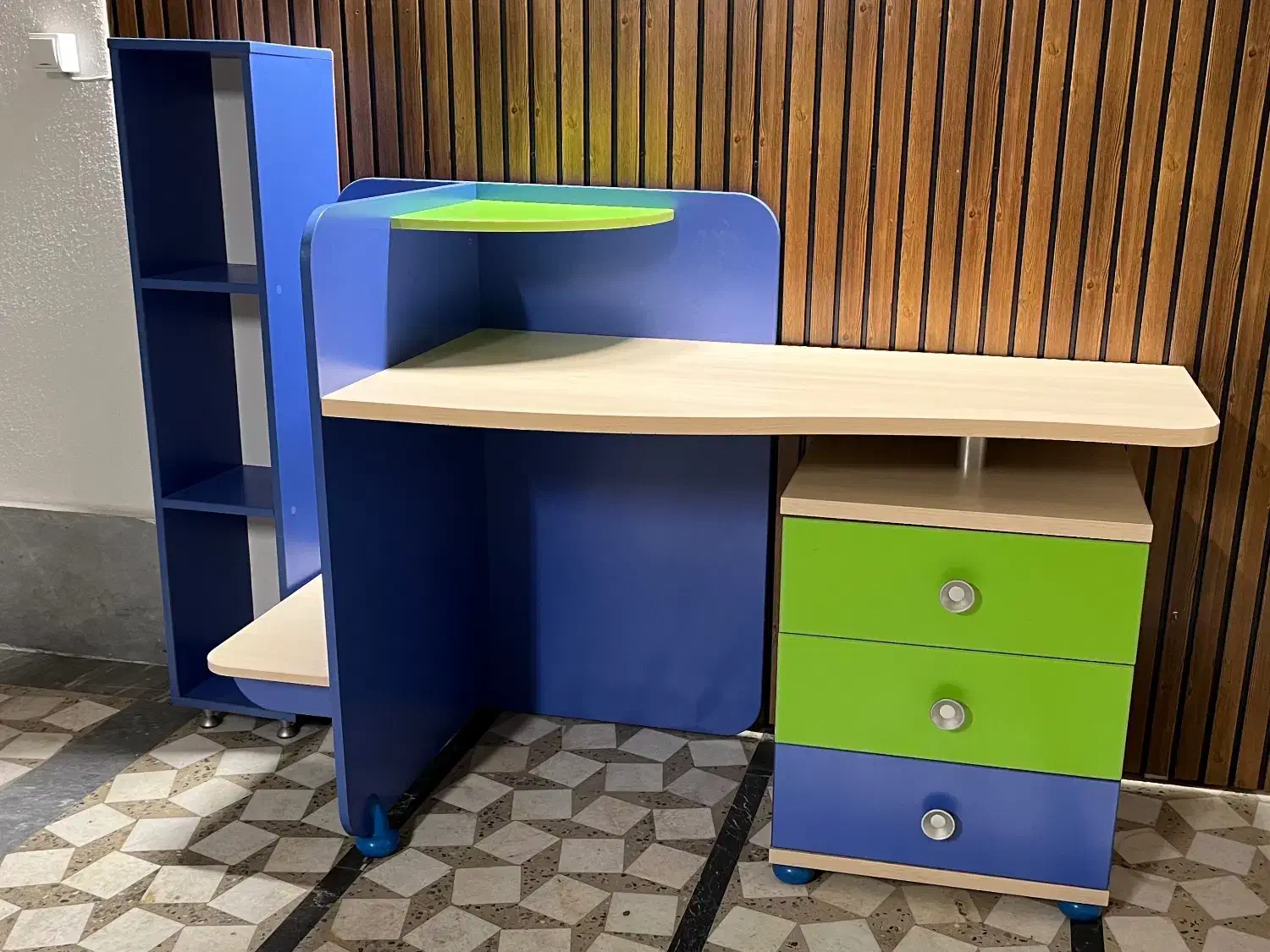 ست میز تحریر و کتابخانه کودک و نوجوان در حد نو|میز تحریر و کامپیوتر|رشت, گلسار|دیوار