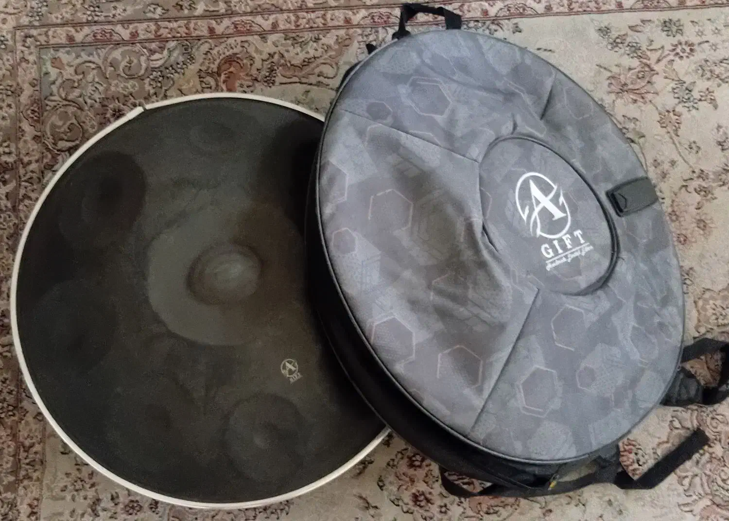 هنگدرام اکبند a gift|درام و پرکاشن|تهران, کاج|دیوار