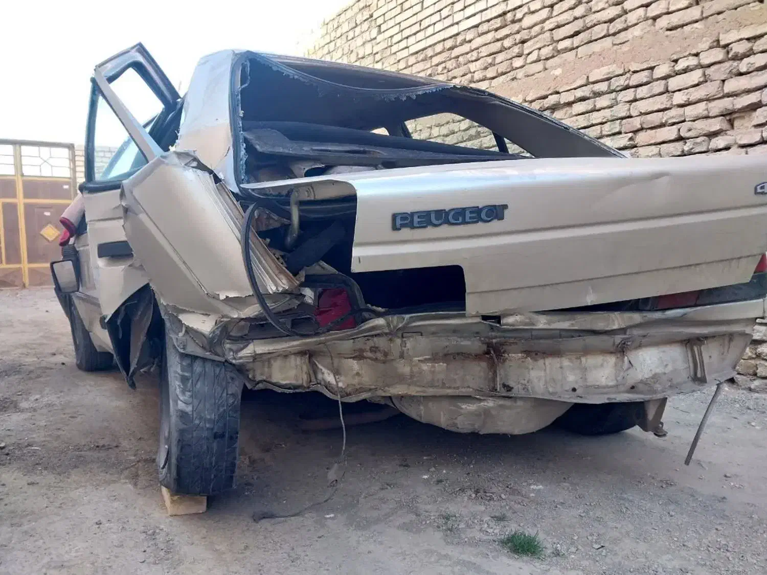 پژو ۴۰۵ مدل ۸۴ تصادفی|خودرو سواری و وانت|فولادشهر, نوگوران|دیوار