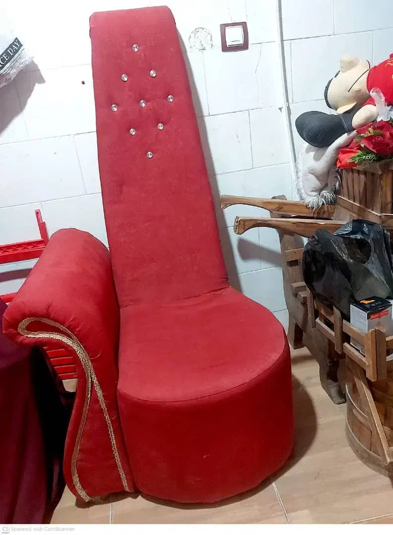 صندلی زیبا و تلوزیون قدیمی|کلکسیون اشیاء عتیقه|یاسوج, |دیوار