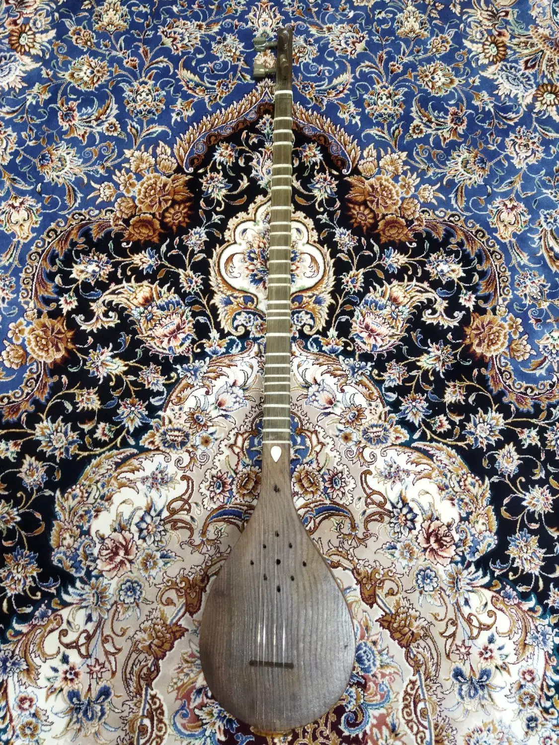 سه تار منسوب به عشقی|سازهای سنتی|همدان, |دیوار