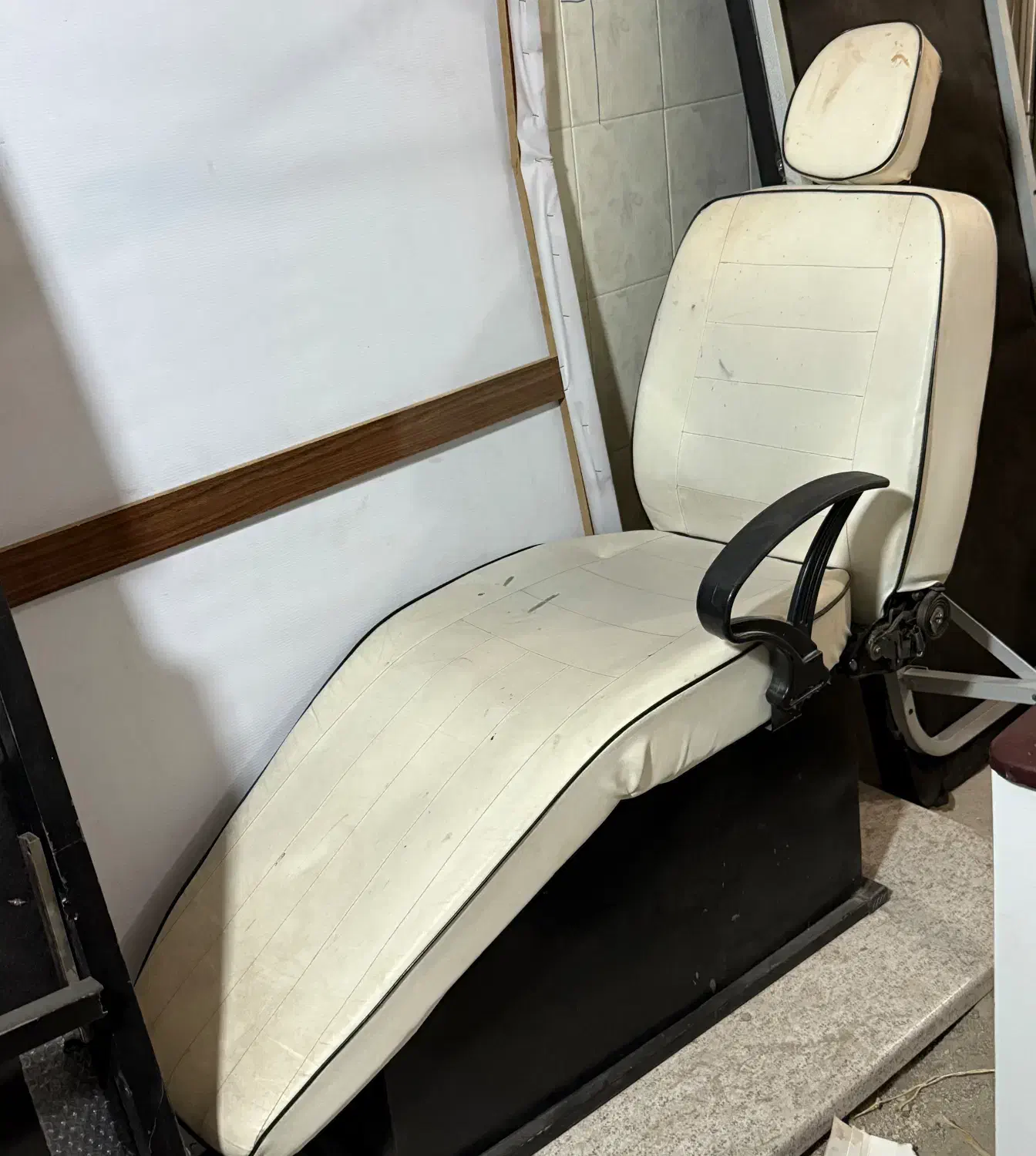 فروش ویژه و فوری لوازم ارایشگاهی  میز ،صندلی،تخت|آرایشگاه و سالن‌های زیبایی|اردبیل, |دیوار