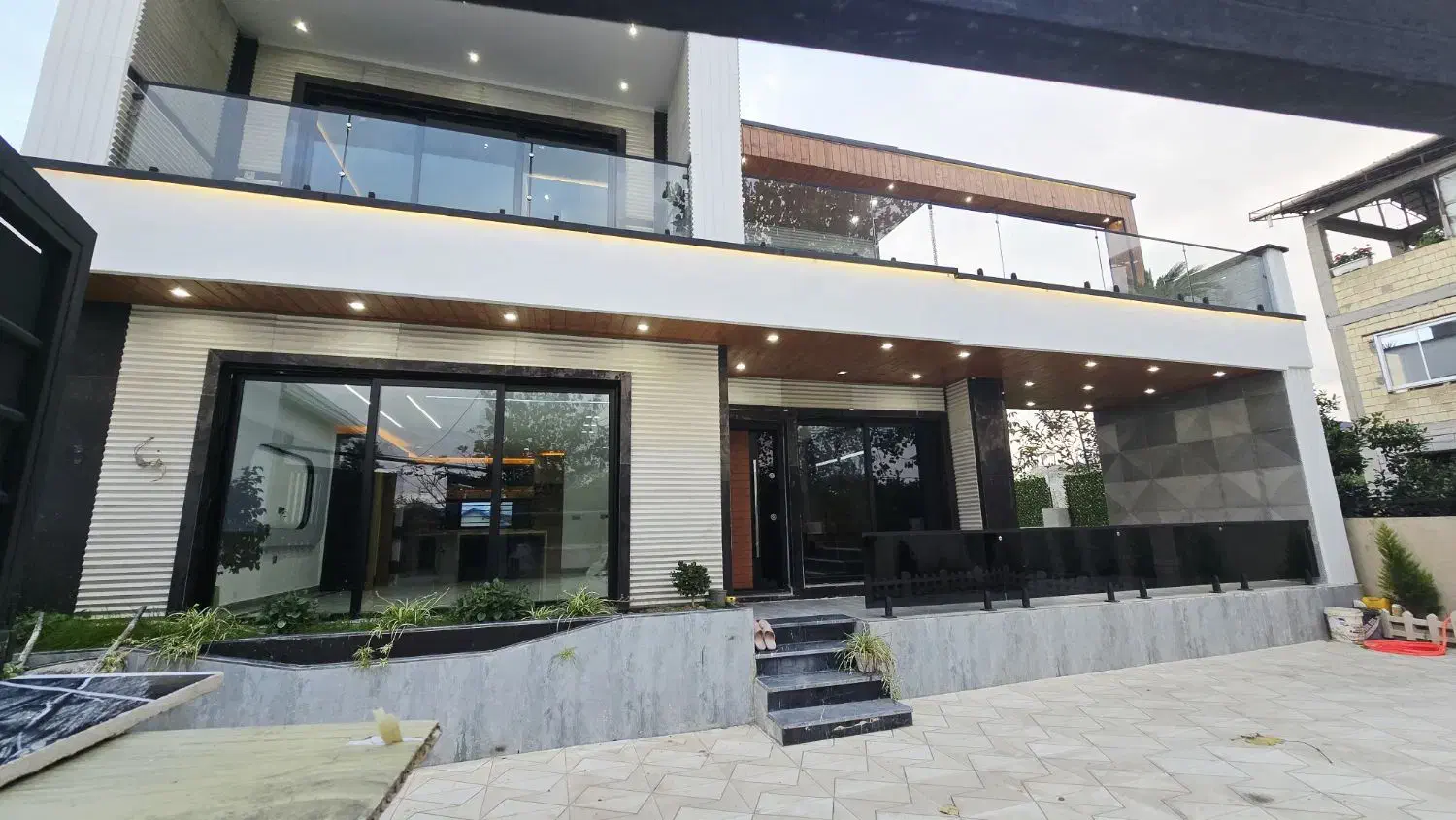 فروش ویلای ۲۶۵ متری استخردار نما مدرن شهری|فروش خانه و ویلا|تنکابن, |دیوار