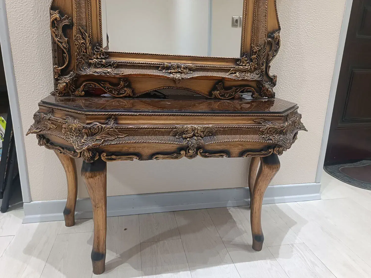 آینه کنسول تک چون پشت ویترونی بوده مناسبه|بوفه، ویترین، کنسول|شاهین‌شهر, خانه کارگر|دیوار