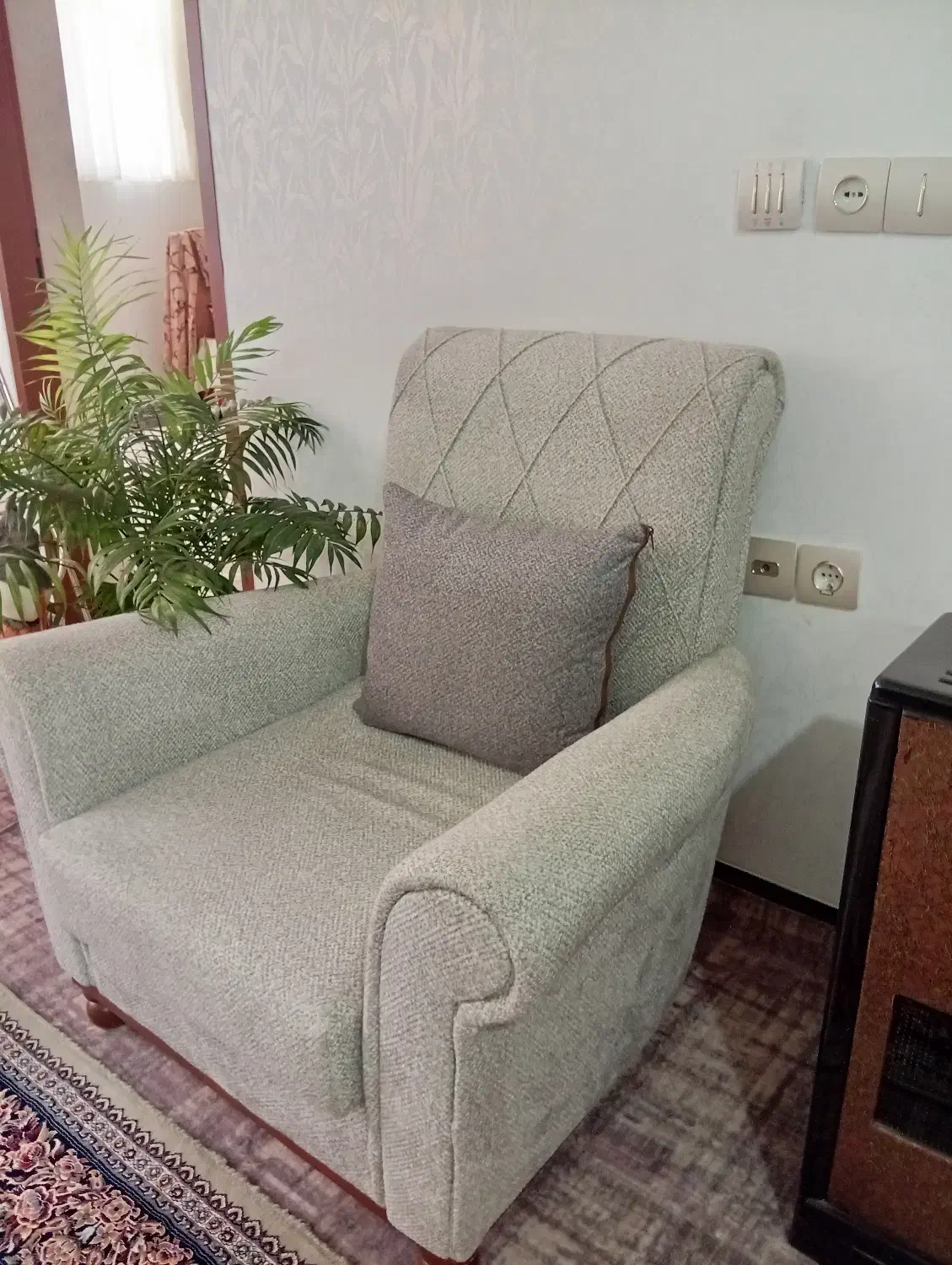 فروش مبلمان راحتی به همراه جلو مبلی و میز عسلی|مبلمان خانگی و میز عسلی|نجفآباد, ویلاشهر|دیوار