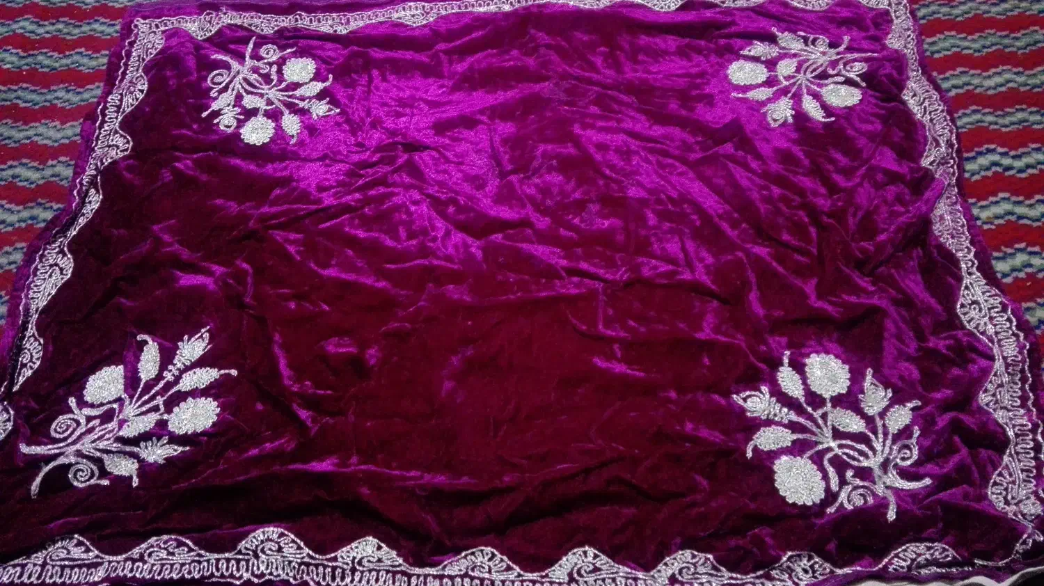 مخمل قدیمی گلدوزی شیک|پرده، رانر، رومیزی|کرمان, |دیوار