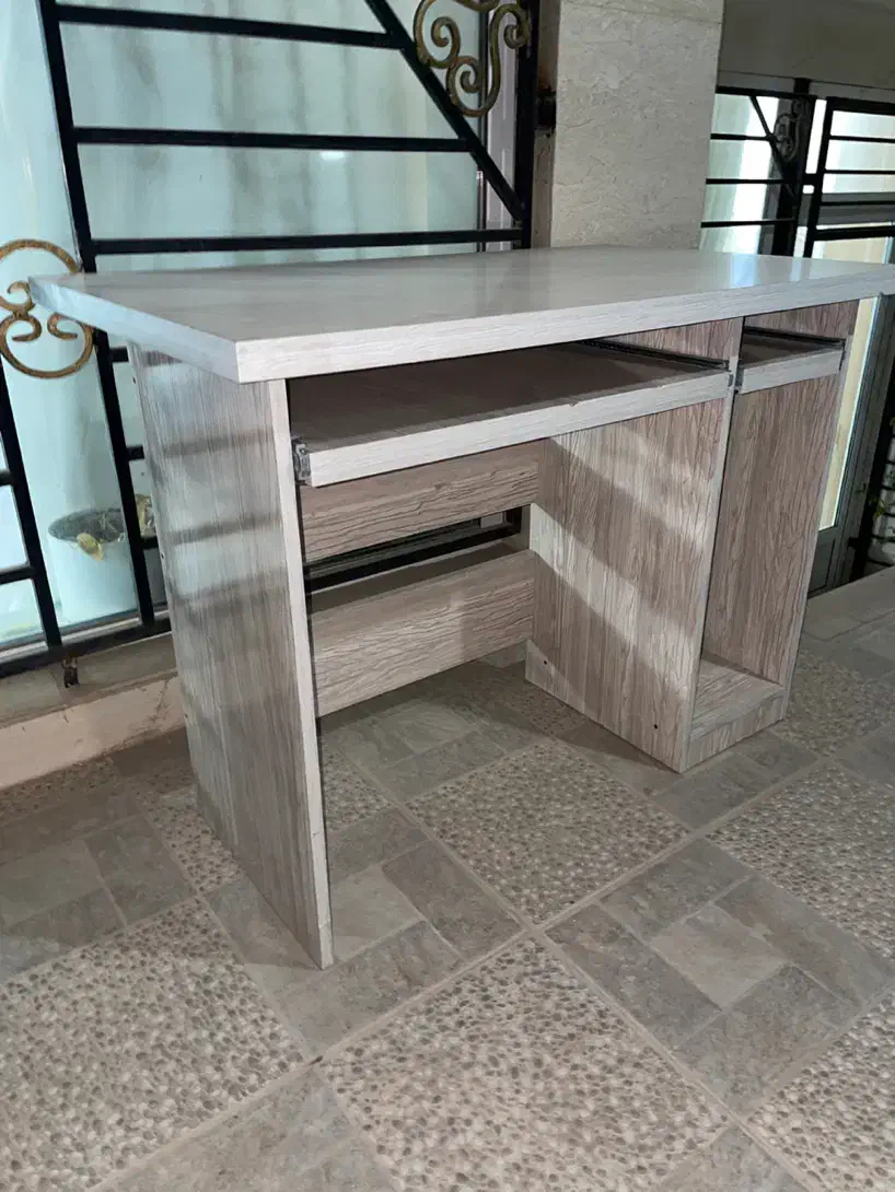 میز تحریر و کامپیوتر بسیار تمیز|میز تحریر و کامپیوتر|یزد, |دیوار