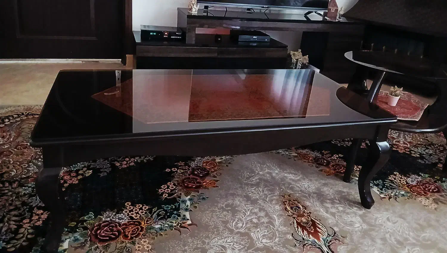 جلو مبلی + میز عسلی|مبلمان خانگی و میز عسلی|رشت, هلال احمر|دیوار