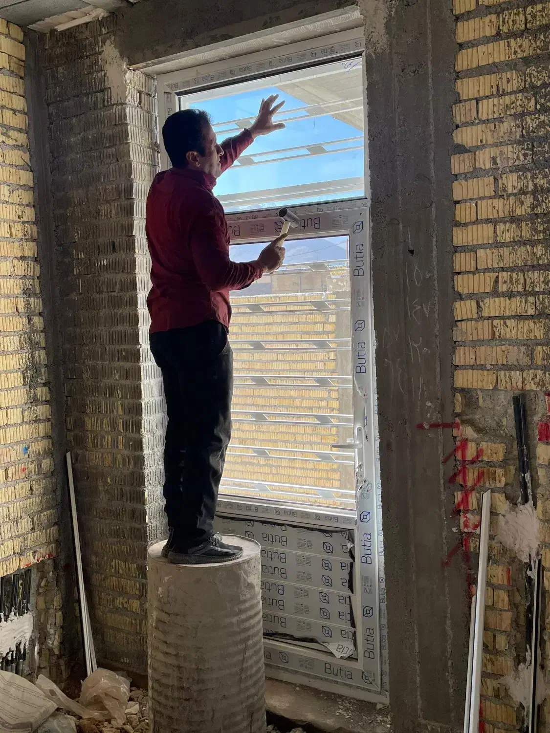 درب و پنجره دوجداره و آهنی و درب کرکره برقی|مصالح و تجهیزات ساختمان|اقلید, |دیوار