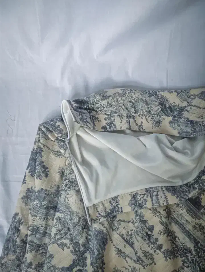 دامن خامه دوزی|لباس|ری, دولتآباد|دیوار