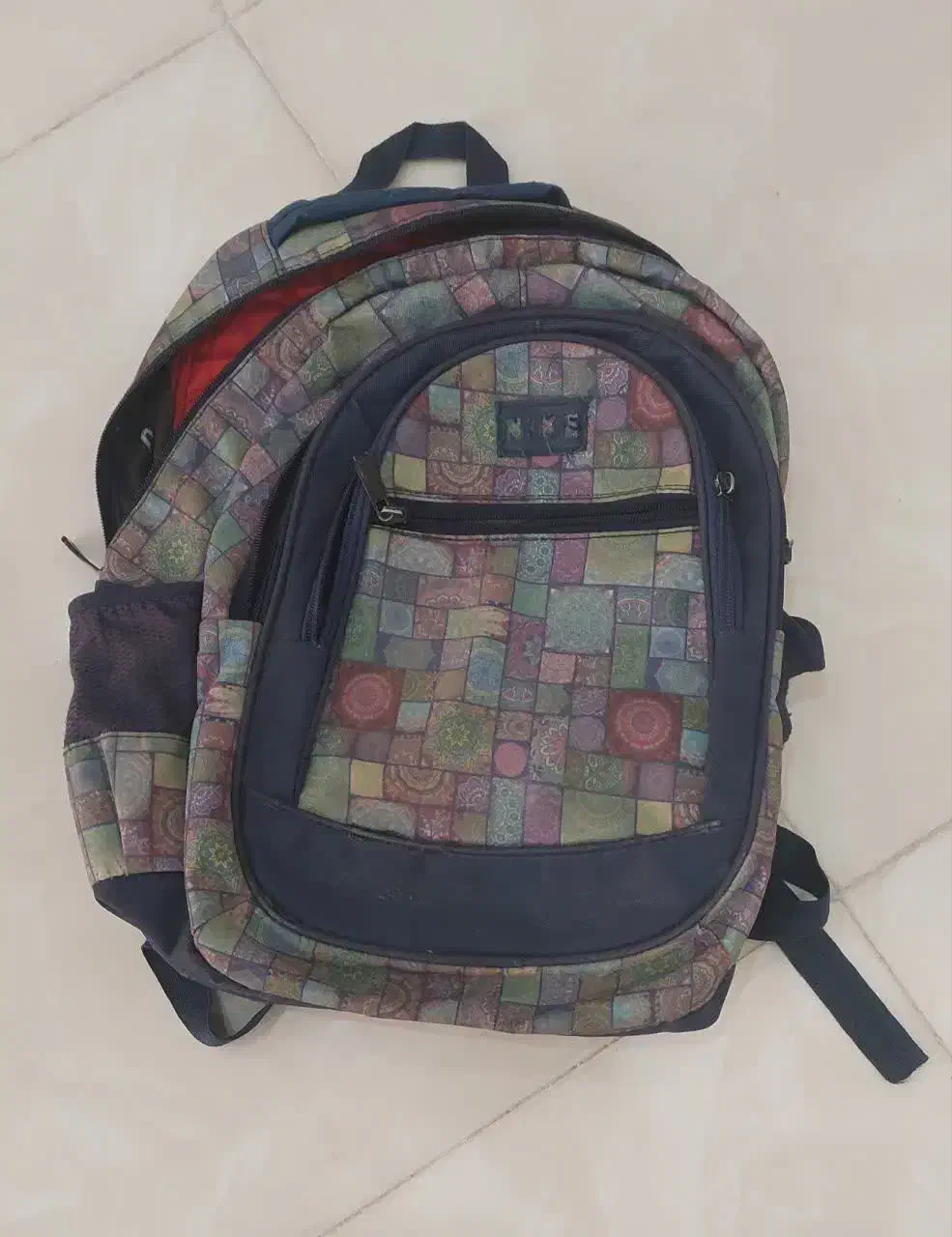 کیف مدرسه|کیف، کفش، کمربند|نیشابور, هفده شهریور|دیوار