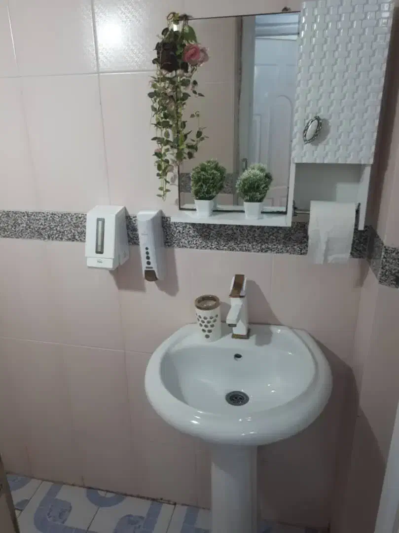 سرویس توالت و روشویی همراه با آینه|لوازم سرویس بهداشتی|لنگرود, |دیوار