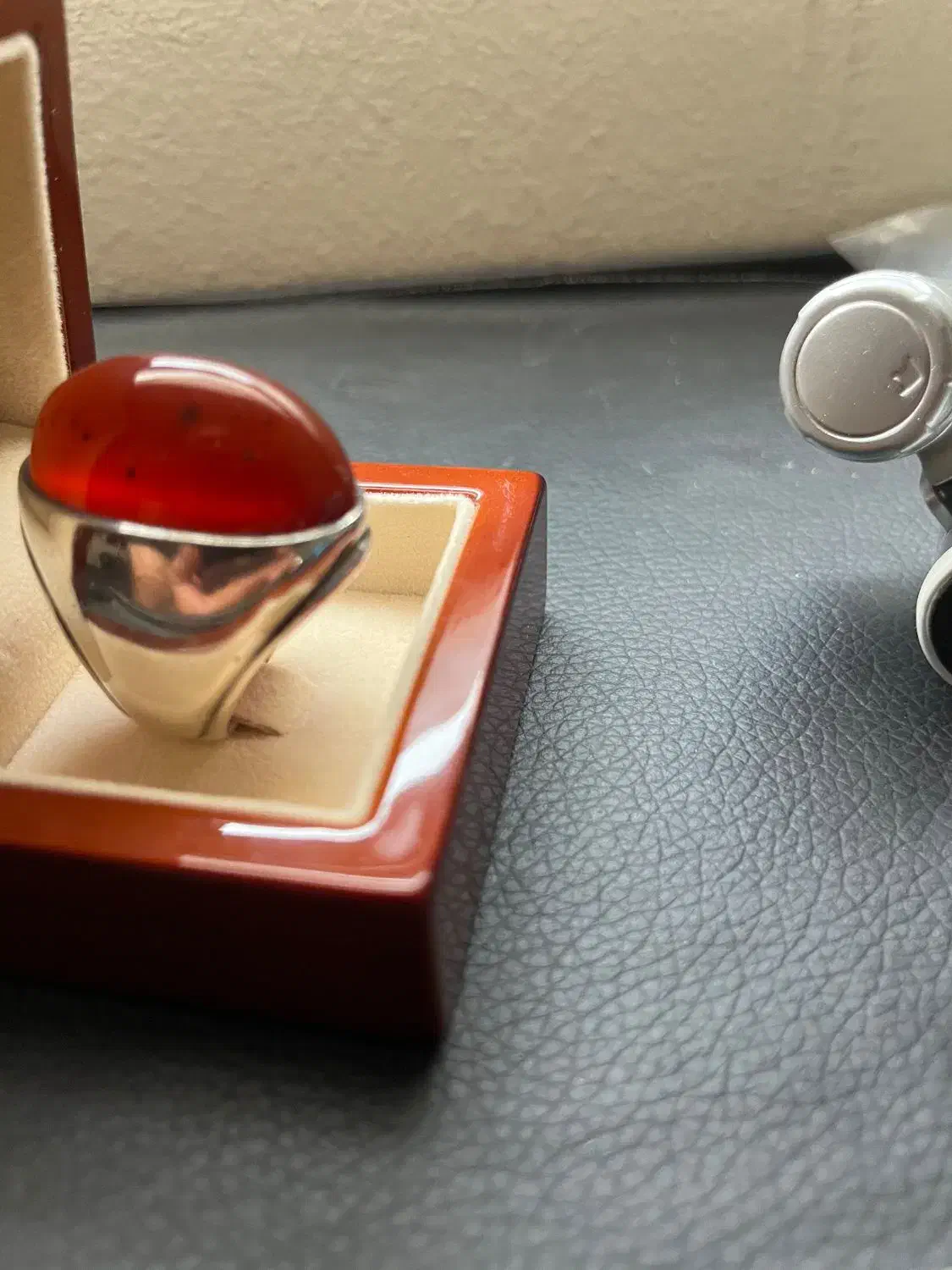 عقیق یمنی کهنه|جواهرات|ری, بی‌بی شهر بانو|دیوار