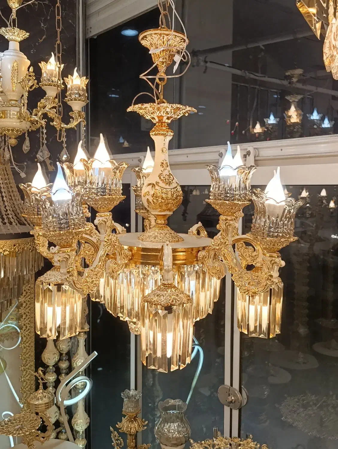 لوستر کرم طلا لوسترسفیدطلا کنارسالنی باکارات|لوستر و چراغ آویز|مشهد, حسین‌آباد|دیوار