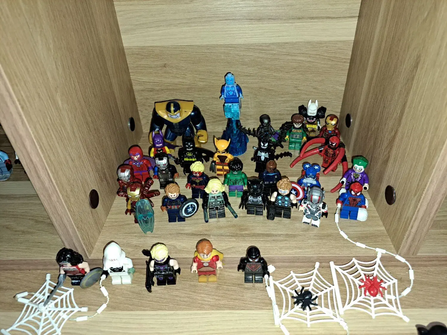 ادمک لگو|اسباب‌‌بازی|نقده, |دیوار