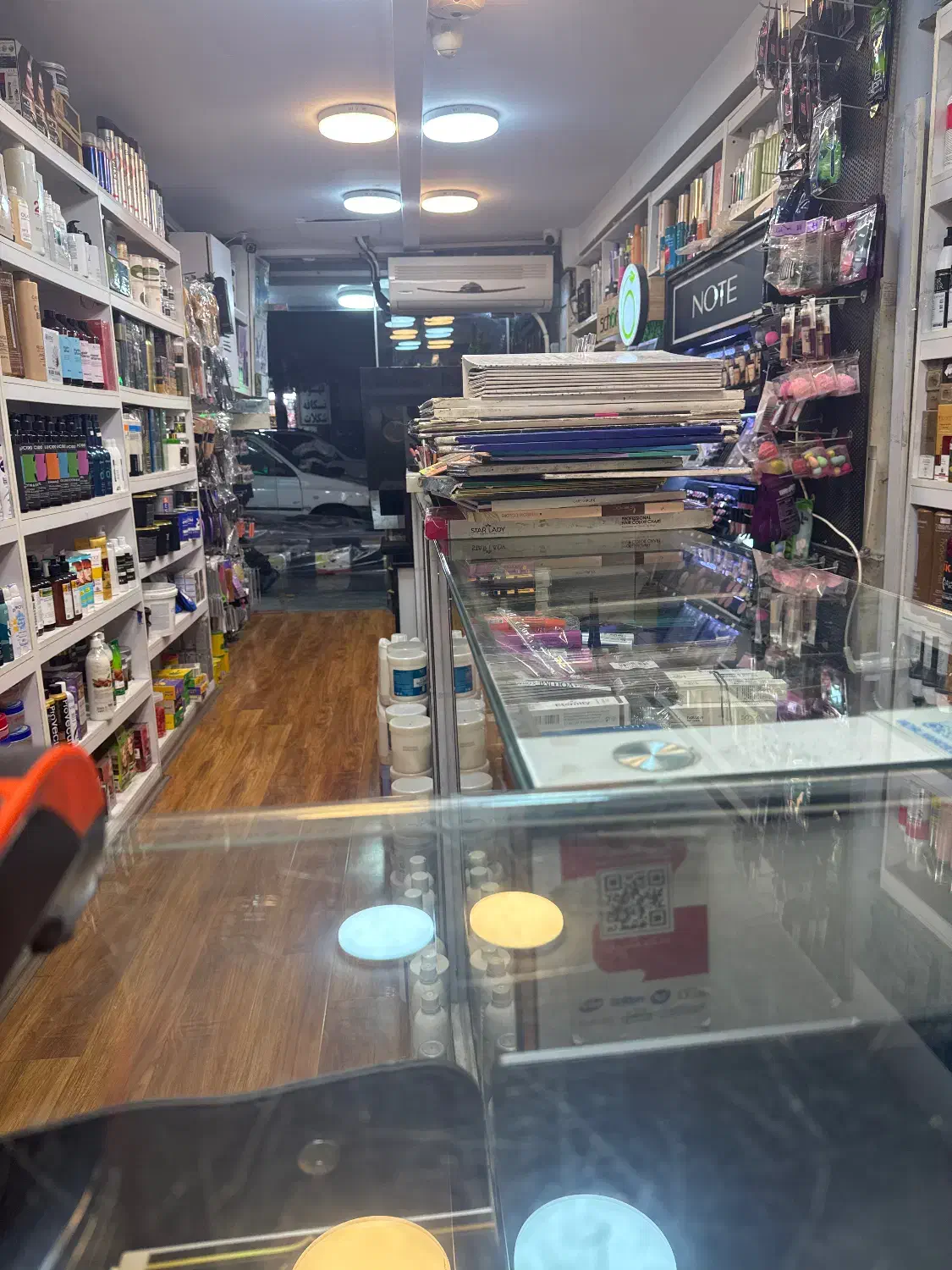 فروشنده آقا یا خانم لوازم آرایشی و رنگ مو|استخدام بازاریابی و فروش|تهران, آسمان|دیوار