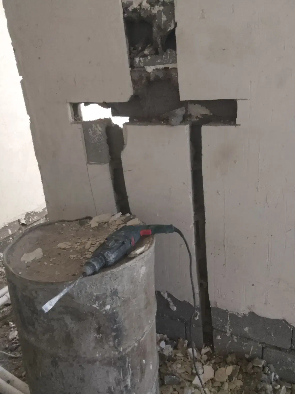 یک کارگر ساده ویک برقکار نیمه وارد نیاز داریم|استخدام معماری، عمران و ساختمانی|سنقر, |دیوار