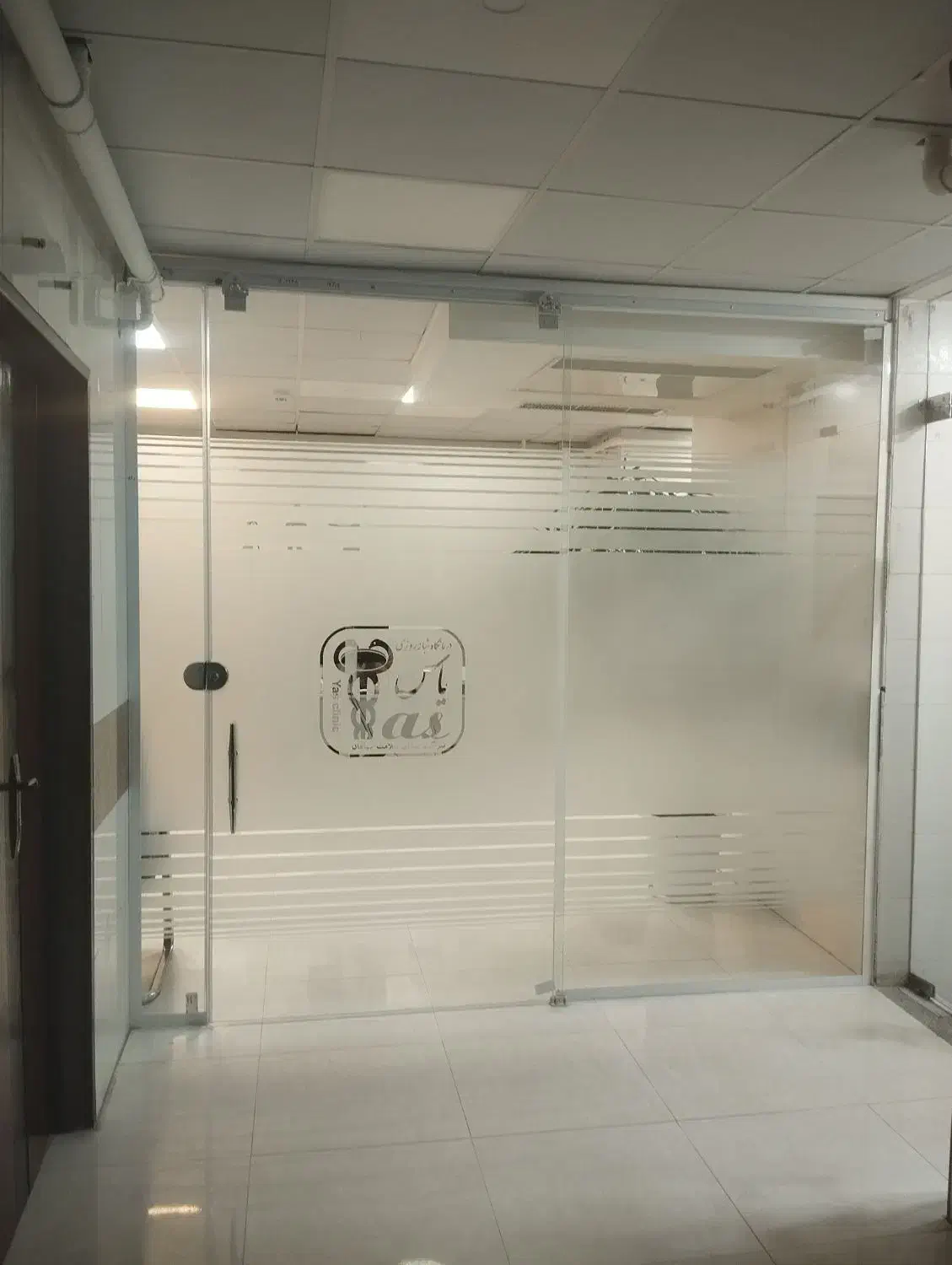 شیشهسکوریتدرب شیشه ای اتوماتیکبرقی نردهشیشه بر|خدمات پیشه و مهارت|اصفهان, ملکشهر|دیوار