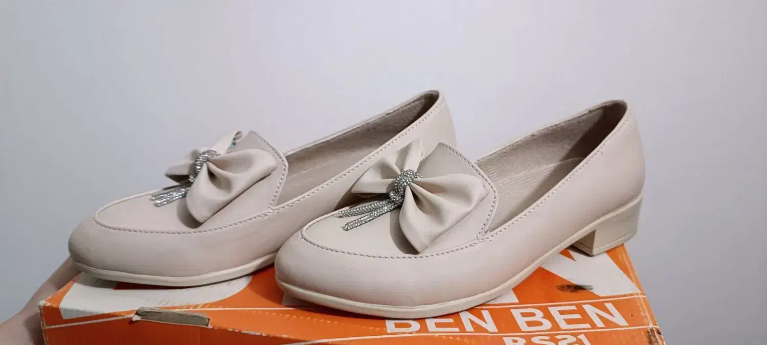 کفش طوسی باکیف دستی ۱۸۰۰۰۰۰کرم ومشکی هرکدام ۴۵۰۰۰۰|کیف، کفش، کمربند|اسدآباد, |دیوار