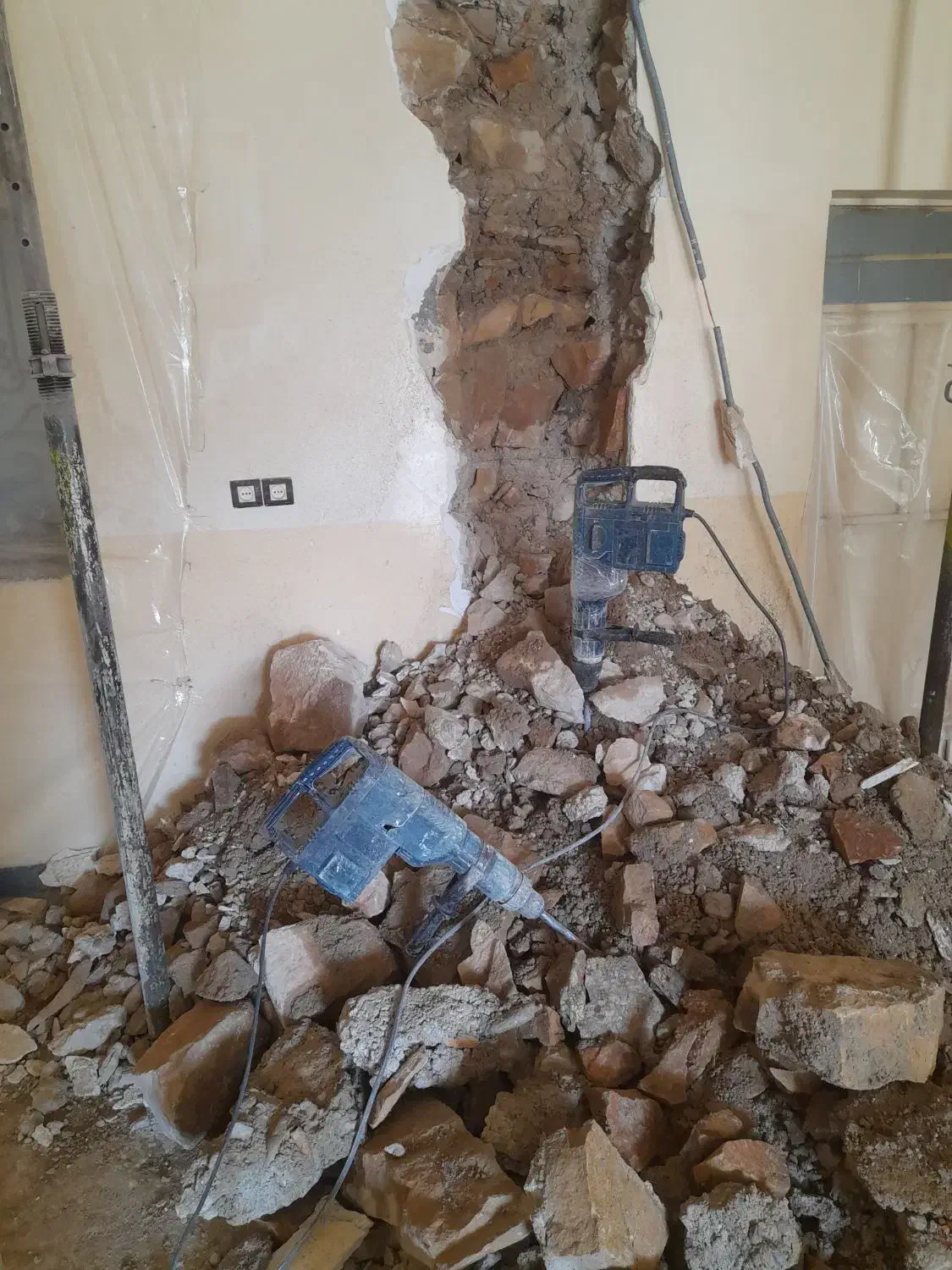 دریل تخریب و لوله کشی آب و فاضلاب الهامی|خدمات پیشه و مهارت|دهدشت, |دیوار